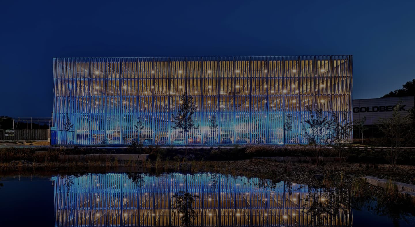 &why: GBK - Image of Goldbeck headquarters at night
