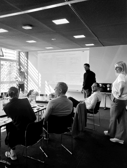 &why: GBK - meeting room with people, workshop situation