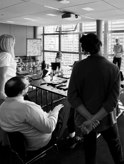 &why: GBK - meeting room with people, workshop situation