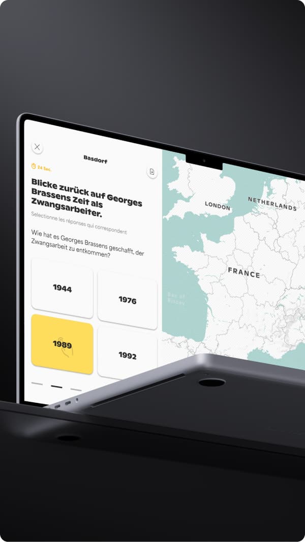 &why: Cartorik - Laptop auf dem Cartorik geöffnet ist